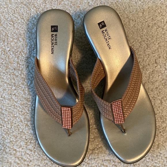 White Mountain Brand Size 8-1/2 Bronze Metallic Sandals EUC - Picture 3 of 7
